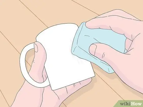 Удалите пятна с белых кружек Шаг 6