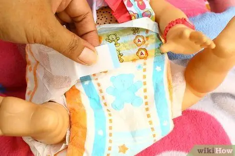 Ухаживайте за куклой, как за живым существом Шаг 2