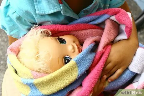 Ухаживайте за куклой, как за живым существом Шаг 8