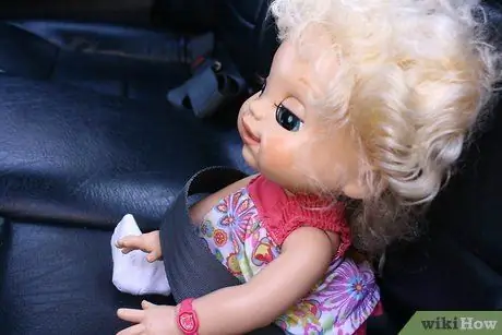 Ухаживайте за куклой, как за живым существом Шаг 9