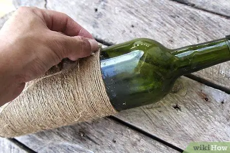 Сделайте обернутые шпагатом вазы из винных бутылок Шаг 6