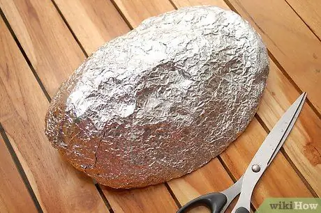 Сделайте маску из оловянной фольги и ленты. Шаг 4