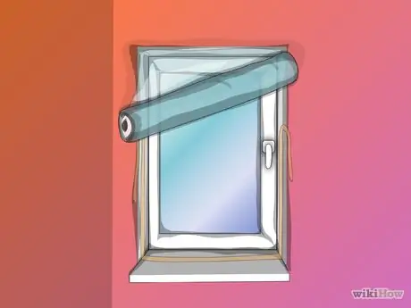 Установите изоляционную пленку для окон Step 12