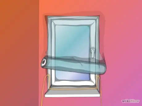 Установите изоляционную пленку для окон Step 13