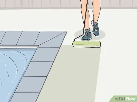 Нанесите краску Dyco Pool Deck Paint, шаг 9