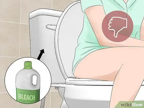 Можно ли налить отбеливатель в унитаз? Шаг 6