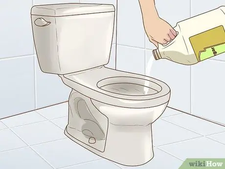 Удаление пятен от жесткой воды в туалете Шаг 2