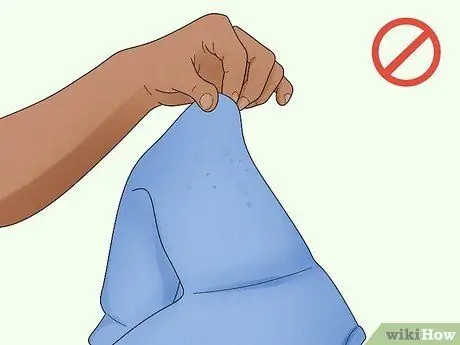 Что вызывает затхлый запах в одежде Шаг 13