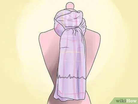 Носите шарф Burberry. Шаг 13