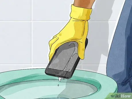 Продезинфицируйте то, что упало в ваш непромытый унитаз Шаг 2