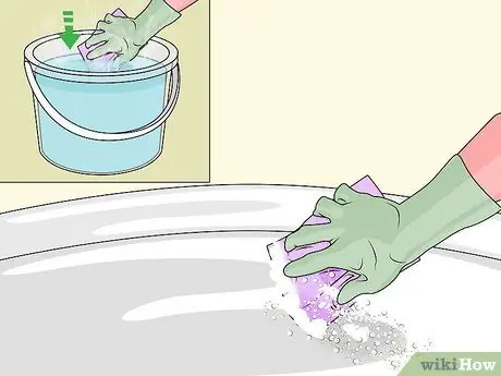 Очистка поверхностей ванной из стекловолокна Шаг 2