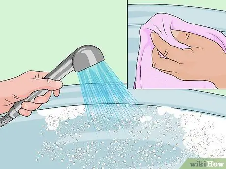 Очистка поверхностей ванной из стекловолокна Шаг 3