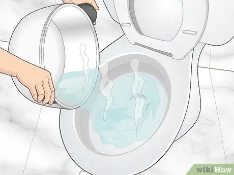 Очистите туалет с помощью мыла для посуды Шаг 3