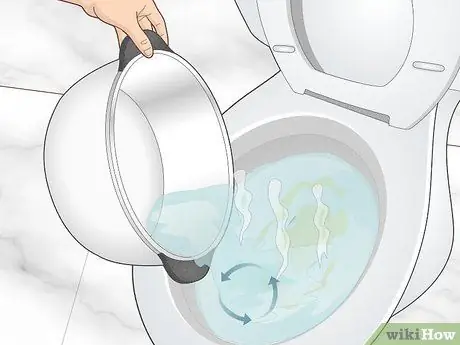 Очистите туалет с помощью мыла для посуды Шаг 7