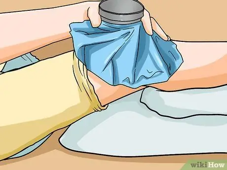 Сделайте теплый компресс Шаг 15