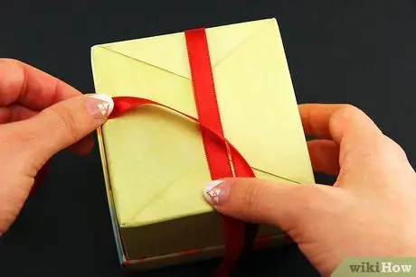 Завяжите бант для подарочной упаковки Шаг 2 Завяжите бант для подарочной упаковки Шаг 2