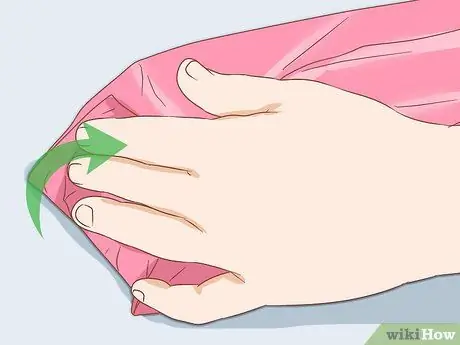 Заверните круглый подарок Шаг 9