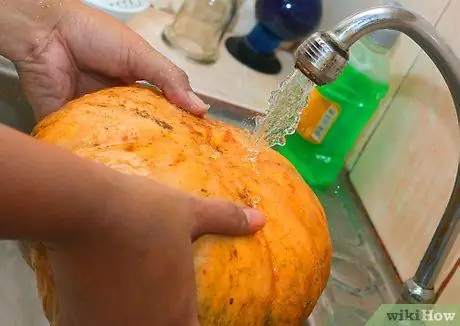 Вырезать дискотечный шар из тыквы Шаг 8