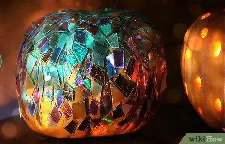 Вырезать дискотечный шар из тыквы Шаг 12