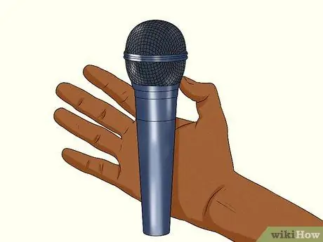 Держите микрофон во время рэпа Шаг 1