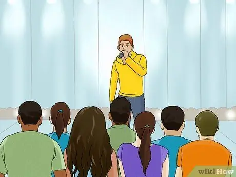 Держите микрофон во время рэпа Шаг 10