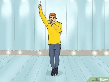 Держите микрофон во время рэпа Шаг 11