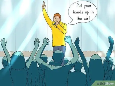 Держите микрофон во время рэпа Шаг 12