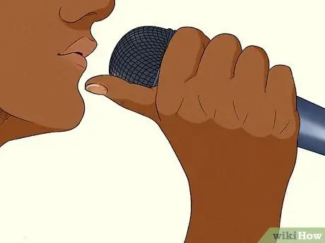 Держите микрофон во время рэпа Шаг 5