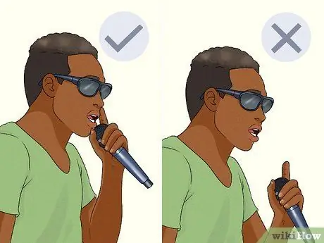 Держите микрофон во время рэпа Шаг 7