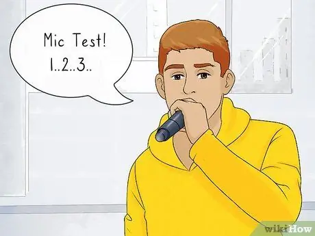 Держите микрофон во время рэпа Шаг 9