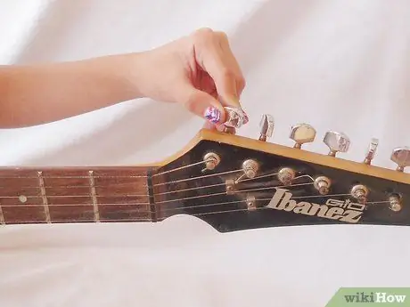 Сыграйте пауэр-аккорды в Drop D, шаг 1