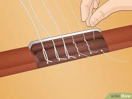 Заменить струны для классической гитары Шаг 11