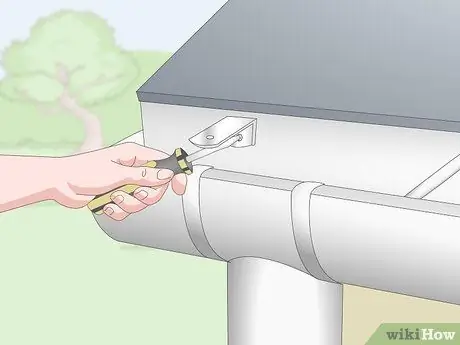 Установите ограждение желоба Шаг 8