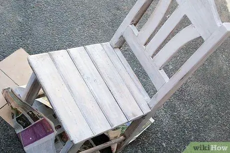 Раскрасьте старый деревянный стул. Шаг 8