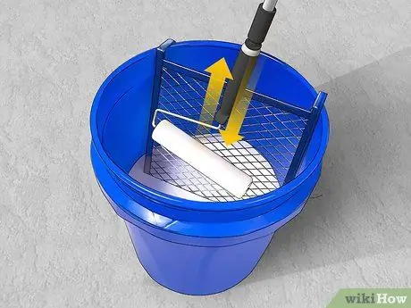 Используйте малярный валик. Шаг 6