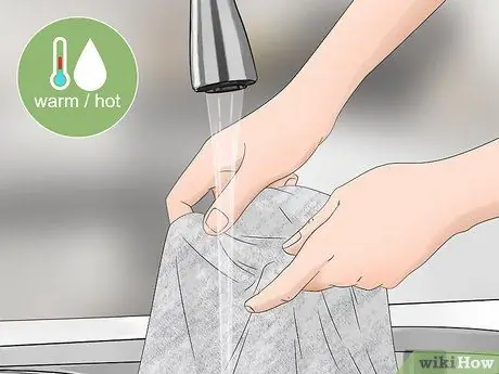 Уберите вазелин из одежды Шаг 3