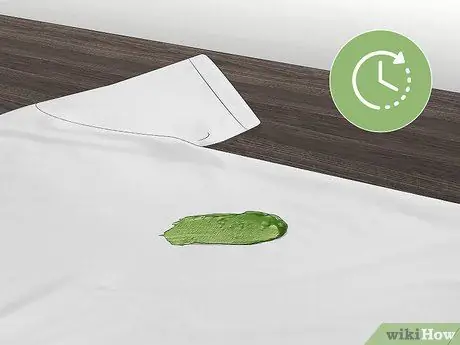 Вытащите пластилин из одежды, шаг 1