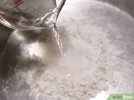 Сделайте бусинки из муки и воды, шаг 2