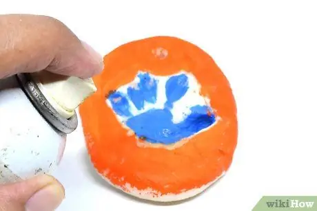 Сделайте отпечатки ладоней из соленого теста Шаг 12