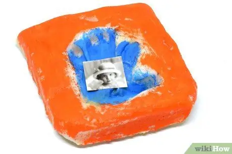 Сделайте отпечатки ладоней из соленого теста Шаг 16