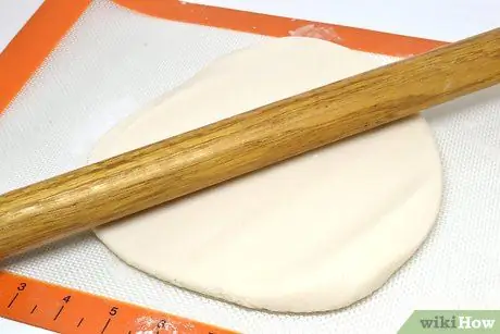 Сделайте отпечатки ладоней из соленого теста Шаг 5