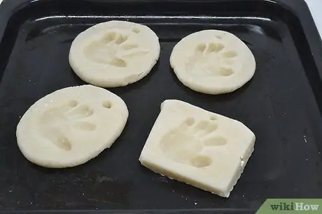 Сделайте отпечатки ладоней из соленого теста Шаг 9