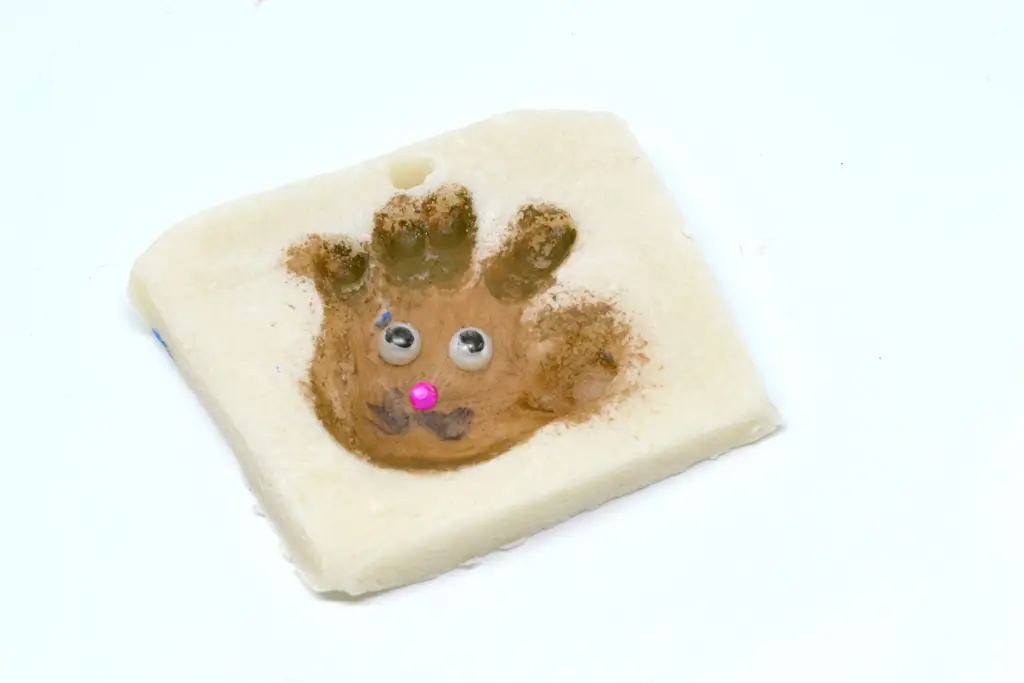 Как сделать отпечатки ладоней из соленого теста (с иллюстрациями)