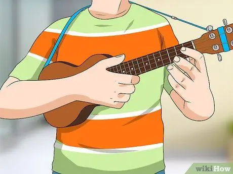 Держите укулеле Step 10