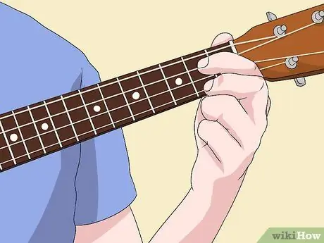 Держите укулеле Step 13
