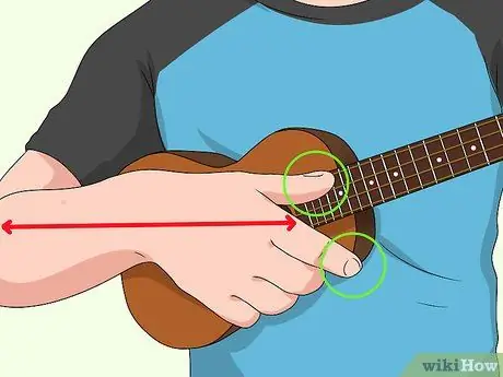 Держите укулеле Step 6