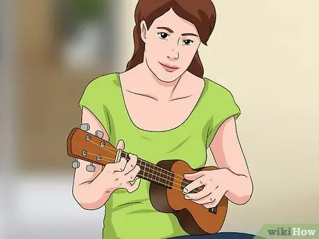 Держите укулеле Step 7