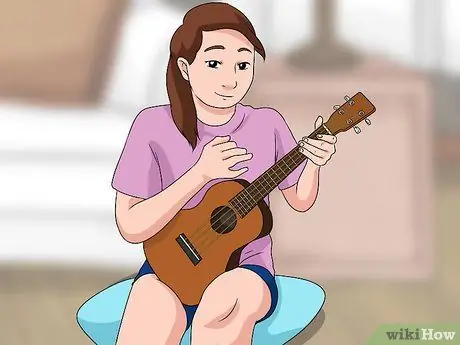 Держите укулеле Step 8