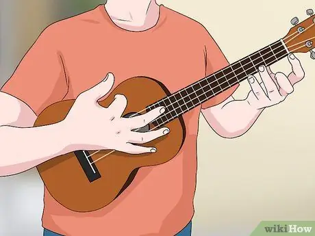 Держите укулеле Step 9