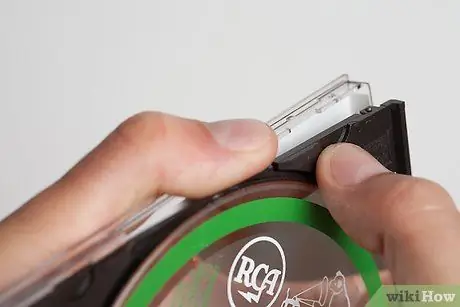 Замените футляр для компакт-диска Шаг 2